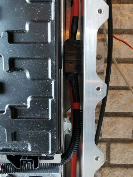 BatteryCable_FuseBox_Mounted_Nicefit.jpg
